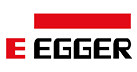 Un logo avec des éléments géométriques et des blocs de couleur rouge et noir. Le nom "EGGER" est écrit en lettres majuscules en noir avec une épaisseur qui crée une ombre ou un effet tridimensionnel. Une partie du logo inclut une barre horizontale rouge en haut, suivie d'un carré rouge en bas à gauche. Le fond est blanc.